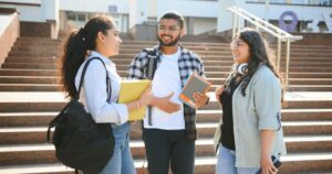 Inep divulga as melhores instituições de Ensino Superior privadas do Brasil - Grupo de estudantes universitários no campus